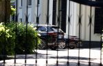 Huizen 13 juni 2023
Jeroen Rietbergen vertrekt op zijn fiest bij het huis van Linda de Mol . Hun beider auto's staan op de oprit.