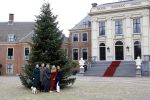Den Haag 22 december 2023
Fotouurtje met Koning Willem Alexander Koningin Maxima Prinses Amalia Prinses Alexia Prinses Ariane en hun hondje Mambo bij Huis ten Bosch .