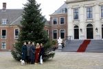 Den Haag 22 december 2023
Fotouurtje met Koning Willem Alexander Koningin Maxima Prinses Amalia Prinses Alexia Prinses Ariane en hun hondje Mambo bij Huis ten Bosch .