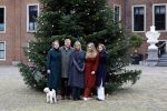 Den Haag 22 december 2023
Fotouurtje met Koning Willem Alexander Koningin Maxima Prinses Amalia Prinses Alexia Prinses Ariane en hun hondje Mambo bij Huis ten Bosch .