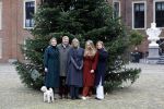 Den Haag 22 december 2023
Fotouurtje met Koning Willem Alexander Koningin Maxima Prinses Amalia Prinses Alexia Prinses Ariane en hun hondje Mambo bij Huis ten Bosch .