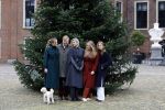 Den Haag 22 december 2023
Fotouurtje met Koning Willem Alexander Koningin Maxima Prinses Amalia Prinses Alexia Prinses Ariane en hun hondje Mambo bij Huis ten Bosch .