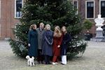 Den Haag 22 december 2023
Fotouurtje met Koning Willem Alexander Koningin Maxima Prinses Amalia Prinses Alexia Prinses Ariane en hun hondje Mambo bij Huis ten Bosch .