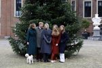 Den Haag 22 december 2023
Fotouurtje met Koning Willem Alexander Koningin Maxima Prinses Amalia Prinses Alexia Prinses Ariane en hun hondje Mambo bij Huis ten Bosch .