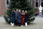 Den Haag 22 december 2023
Fotouurtje met Koning Willem Alexander Koningin Maxima Prinses Amalia Prinses Alexia Prinses Ariane en hun hondje Mambo bij Huis ten Bosch .