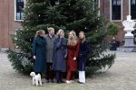 Den Haag 22 december 2023
Fotouurtje met Koning Willem Alexander Koningin Maxima Prinses Amalia Prinses Alexia Prinses Ariane en hun hondje Mambo bij Huis ten Bosch .