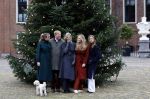 Den Haag 22 december 2023
Fotouurtje met Koning Willem Alexander Koningin Maxima Prinses Amalia Prinses Alexia Prinses Ariane en hun hondje Mambo bij Huis ten Bosch .
