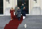 Den Haag 22 december 2023
Fotouurtje met Koning Willem Alexander Koningin Maxima Prinses Amalia Prinses Alexia Prinses Ariane en hun hondje Mambo bij Huis ten Bosch .