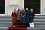Den Haag 22 december 2023
Fotouurtje met Koning Willem Alexander Koningin Maxima Prinses Amalia Prinses Alexia Prinses Ariane en hun hondje Mambo bij Huis ten Bosch .