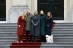 Den Haag 22 december 2023
Fotouurtje met Koning Willem Alexander Koningin Maxima Prinses Amalia Prinses Alexia Prinses Ariane en hun hondje Mambo bij Huis ten Bosch .