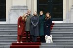 Den Haag 22 december 2023
Fotouurtje met Koning Willem Alexander Koningin Maxima Prinses Amalia Prinses Alexia Prinses Ariane en hun hondje Mambo bij Huis ten Bosch .