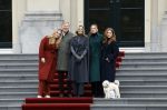 Den Haag 22 december 2023
Fotouurtje met Koning Willem Alexander Koningin Maxima Prinses Amalia Prinses Alexia Prinses Ariane en hun hondje Mambo bij Huis ten Bosch .
