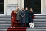 Den Haag 22 december 2023
Fotouurtje met Koning Willem Alexander Koningin Maxima Prinses Amalia Prinses Alexia Prinses Ariane en hun hondje Mambo bij Huis ten Bosch .