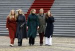 Den Haag 22 december 2023
Fotouurtje met Koning Willem Alexander Koningin Maxima Prinses Amalia Prinses Alexia Prinses Ariane en hun hondje Mambo bij Huis ten Bosch .