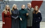 Den Haag 22 december 2023
Fotouurtje met Koning Willem Alexander Koningin Maxima Prinses Amalia Prinses Alexia Prinses Ariane en hun hondje Mambo bij Huis ten Bosch .