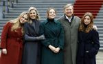 Den Haag 22 december 2023
Fotouurtje met Koning Willem Alexander Koningin Maxima Prinses Amalia Prinses Alexia Prinses Ariane en hun hondje Mambo bij Huis ten Bosch .