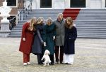 Den Haag 22 december 2023
Fotouurtje met Koning Willem Alexander Koningin Maxima Prinses Amalia Prinses Alexia Prinses Ariane en hun hondje Mambo bij Huis ten Bosch .
