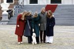 Den Haag 22 december 2023
Fotouurtje met Koning Willem Alexander Koningin Maxima Prinses Amalia Prinses Alexia Prinses Ariane en hun hondje Mambo bij Huis ten Bosch .