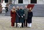 Den Haag 22 december 2023
Fotouurtje met Koning Willem Alexander Koningin Maxima Prinses Amalia Prinses Alexia Prinses Ariane en hun hondje Mambo bij Huis ten Bosch .
