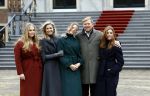 Den Haag 22 december 2023
Fotouurtje met Koning Willem Alexander Koningin Maxima Prinses Amalia Prinses Alexia Prinses Ariane en hun hondje Mambo bij Huis ten Bosch .