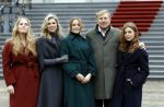 Den Haag 22 december 2023
Fotouurtje met Koning Willem Alexander Koningin Maxima Prinses Amalia Prinses Alexia Prinses Ariane en hun hondje Mambo bij Huis ten Bosch .