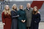 Den Haag 22 december 2023
Fotouurtje met Koning Willem Alexander Koningin Maxima Prinses Amalia Prinses Alexia Prinses Ariane en hun hondje Mambo bij Huis ten Bosch .