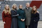 Den Haag 22 december 2023
Fotouurtje met Koning Willem Alexander Koningin Maxima Prinses Amalia Prinses Alexia Prinses Ariane en hun hondje Mambo bij Huis ten Bosch .