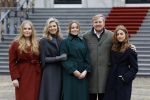 Den Haag 22 december 2023
Fotouurtje met Koning Willem Alexander Koningin Maxima Prinses Amalia Prinses Alexia Prinses Ariane en hun hondje Mambo bij Huis ten Bosch .