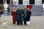Den Haag 22 december 2023
Fotouurtje met Koning Willem Alexander Koningin Maxima Prinses Amalia Prinses Alexia Prinses Ariane en hun hondje Mambo bij Huis ten Bosch .