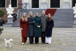 Den Haag 22 december 2023
Fotouurtje met Koning Willem Alexander Koningin Maxima Prinses Amalia Prinses Alexia Prinses Ariane en hun hondje Mambo bij Huis ten Bosch .