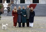 Den Haag 22 december 2023
Fotouurtje met Koning Willem Alexander Koningin Maxima Prinses Amalia Prinses Alexia Prinses Ariane en hun hondje Mambo bij Huis ten Bosch .