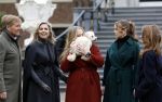 Den Haag 22 december 2023
Fotouurtje met Koning Willem Alexander Koningin Maxima Prinses Amalia Prinses Alexia Prinses Ariane en hun hondje Mambo bij Huis ten Bosch .