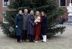 Den Haag 22 december 2023
Fotouurtje met Koning Willem Alexander Koningin Maxima Prinses Amalia Prinses Alexia Prinses Ariane en hun hondje Mambo bij Huis ten Bosch .