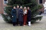 Den Haag 22 december 2023
Fotouurtje met Koning Willem Alexander Koningin Maxima Prinses Amalia Prinses Alexia Prinses Ariane en hun hondje Mambo bij Huis ten Bosch .
