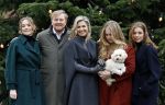 Den Haag 22 december 2023
Fotouurtje met Koning Willem Alexander Koningin Maxima Prinses Amalia Prinses Alexia Prinses Ariane en hun hondje Mambo bij Huis ten Bosch .