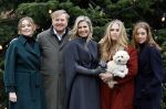 Den Haag 22 december 2023
Fotouurtje met Koning Willem Alexander Koningin Maxima Prinses Amalia Prinses Alexia Prinses Ariane en hun hondje Mambo bij Huis ten Bosch .