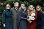 Den Haag 22 december 2023
Fotouurtje met Koning Willem Alexander Koningin Maxima Prinses Amalia Prinses Alexia Prinses Ariane en hun hondje Mambo bij Huis ten Bosch .