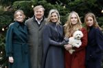 Den Haag 22 december 2023
Fotouurtje met Koning Willem Alexander Koningin Maxima Prinses Amalia Prinses Alexia Prinses Ariane en hun hondje Mambo bij Huis ten Bosch .