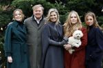 Den Haag 22 december 2023
Fotouurtje met Koning Willem Alexander Koningin Maxima Prinses Amalia Prinses Alexia Prinses Ariane en hun hondje Mambo bij Huis ten Bosch .