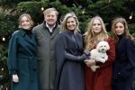 Den Haag 22 december 2023
Fotouurtje met Koning Willem Alexander Koningin Maxima Prinses Amalia Prinses Alexia Prinses Ariane en hun hondje Mambo bij Huis ten Bosch .