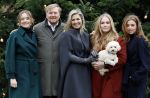 Den Haag 22 december 2023
Fotouurtje met Koning Willem Alexander Koningin Maxima Prinses Amalia Prinses Alexia Prinses Ariane en hun hondje Mambo bij Huis ten Bosch .