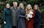 Den Haag 22 december 2023
Fotouurtje met Koning Willem Alexander Koningin Maxima Prinses Amalia Prinses Alexia Prinses Ariane en hun hondje Mambo bij Huis ten Bosch .