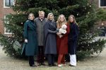 Den Haag 22 december 2023
Fotouurtje met Koning Willem Alexander Koningin Maxima Prinses Amalia Prinses Alexia Prinses Ariane en hun hondje Mambo bij Huis ten Bosch .