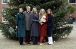 Den Haag 22 december 2023
Fotouurtje met Koning Willem Alexander Koningin Maxima Prinses Amalia Prinses Alexia Prinses Ariane en hun hondje Mambo bij Huis ten Bosch .