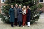 Den Haag 22 december 2023
Fotouurtje met Koning Willem Alexander Koningin Maxima Prinses Amalia Prinses Alexia Prinses Ariane en hun hondje Mambo bij Huis ten Bosch .