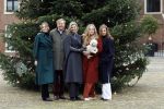 Den Haag 22 december 2023
Fotouurtje met Koning Willem Alexander Koningin Maxima Prinses Amalia Prinses Alexia Prinses Ariane en hun hondje Mambo bij Huis ten Bosch .
