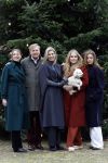 Den Haag 22 december 2023
Fotouurtje met Koning Willem Alexander Koningin Maxima Prinses Amalia Prinses Alexia Prinses Ariane en hun hondje Mambo bij Huis ten Bosch .
