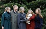 Den Haag 22 december 2023
Fotouurtje met Koning Willem Alexander Koningin Maxima Prinses Amalia Prinses Alexia Prinses Ariane en hun hondje Mambo bij Huis ten Bosch .