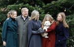 Den Haag 22 december 2023
Fotouurtje met Koning Willem Alexander Koningin Maxima Prinses Amalia Prinses Alexia Prinses Ariane en hun hondje Mambo bij Huis ten Bosch .