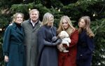 Den Haag 22 december 2023
Fotouurtje met Koning Willem Alexander Koningin Maxima Prinses Amalia Prinses Alexia Prinses Ariane en hun hondje Mambo bij Huis ten Bosch .